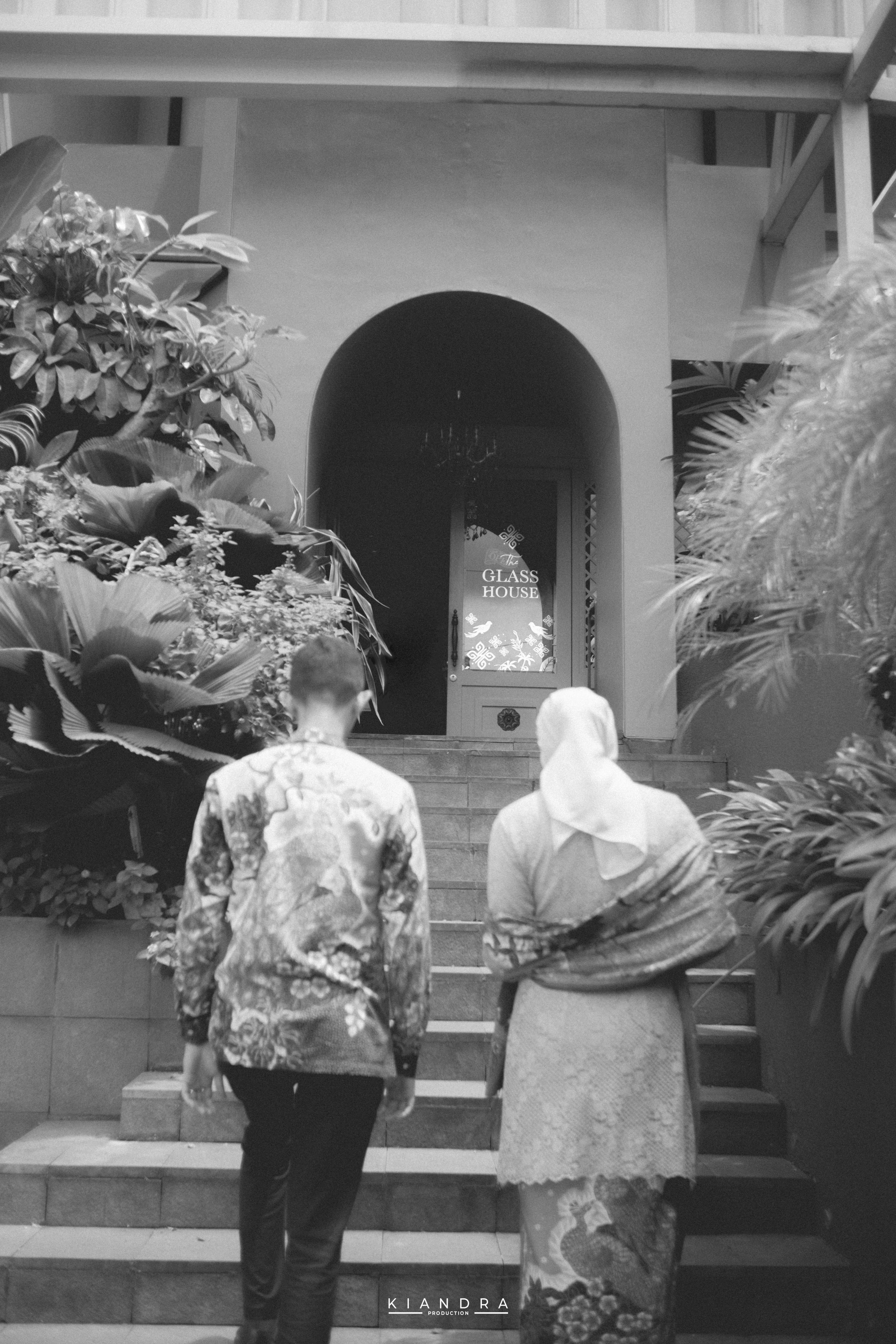 Firdha & Yogi Engagement - Momen Intimate di Taman Kencana