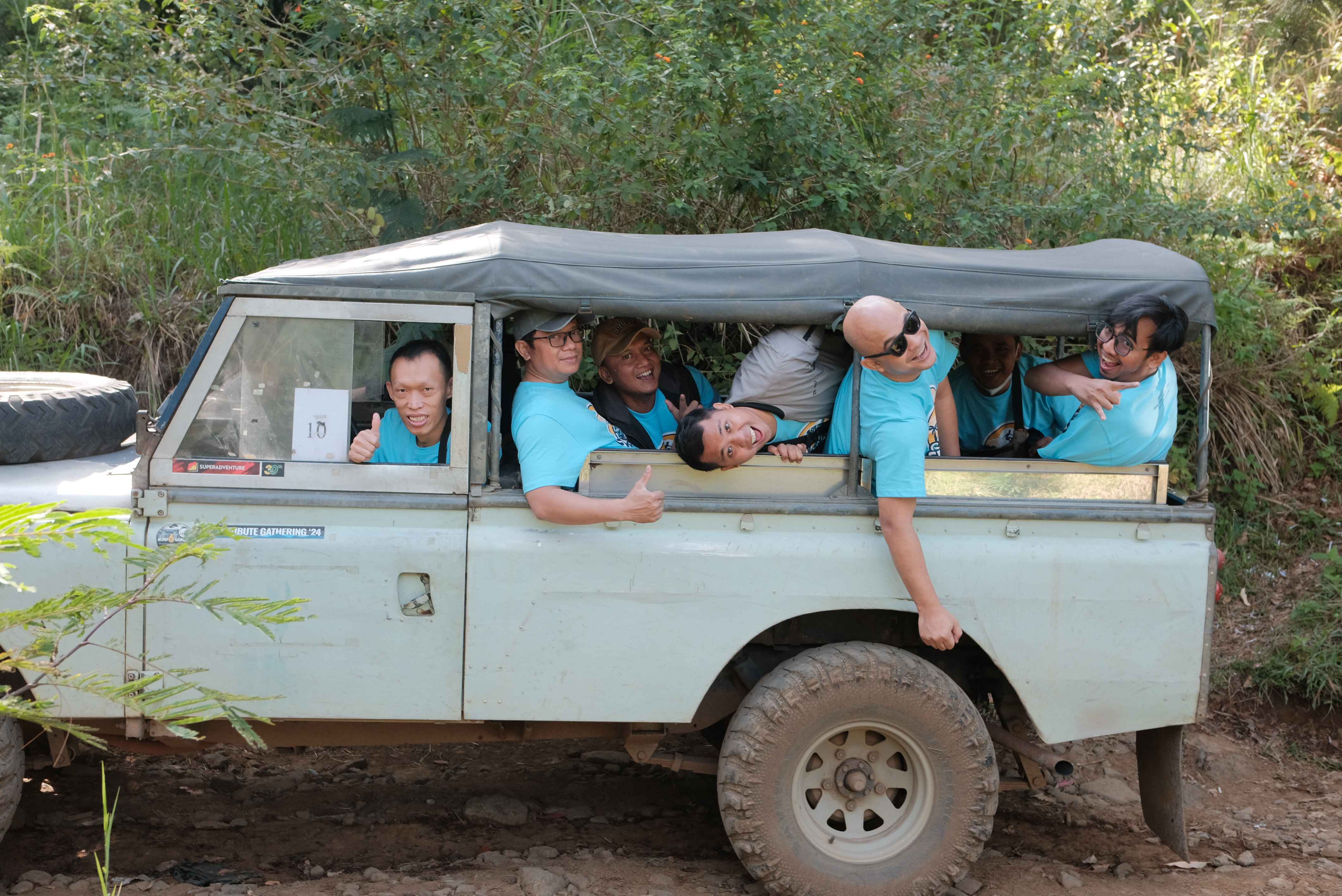 Aktivitas team building di alam