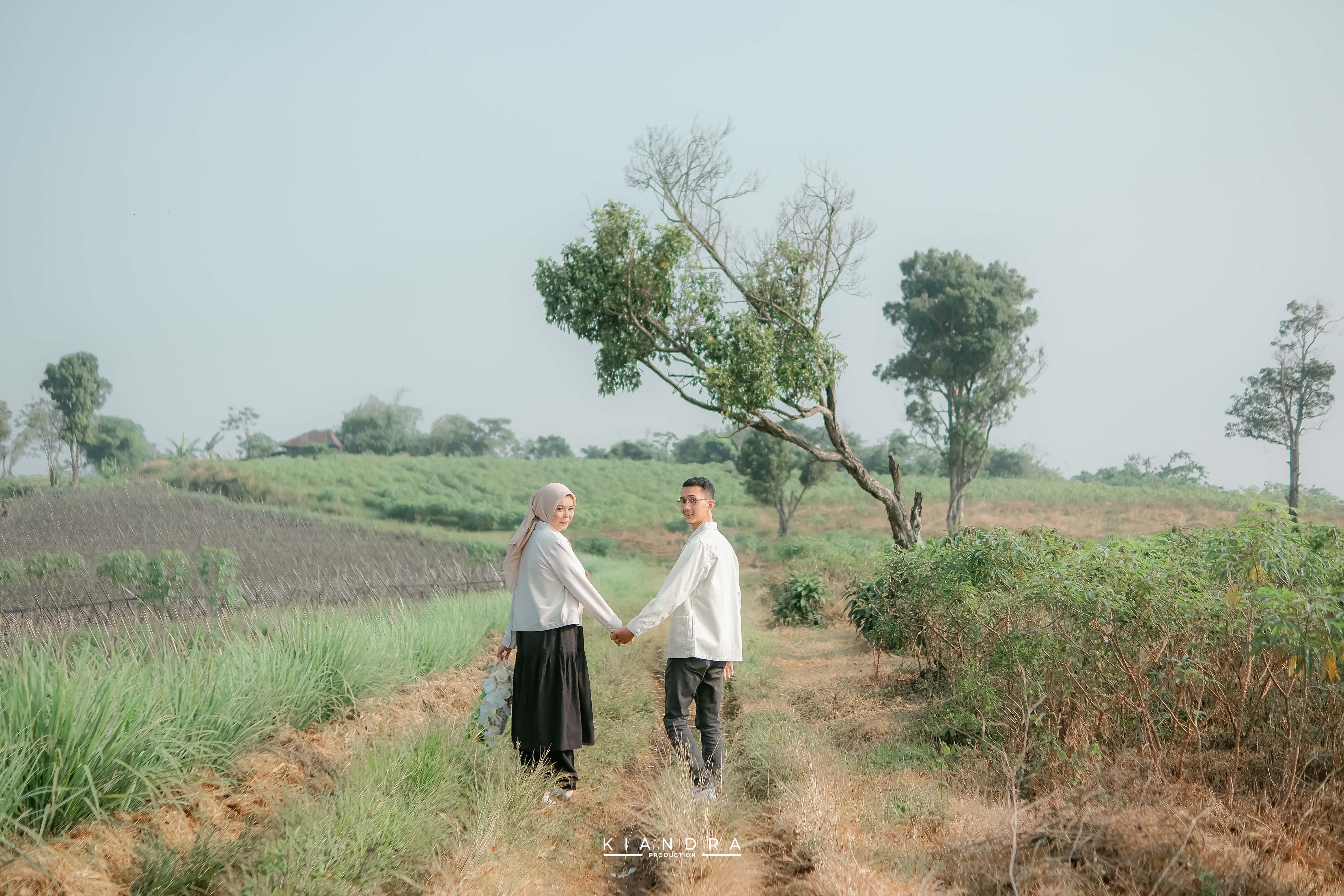 Firdha & Yogi berpose romantis di taman