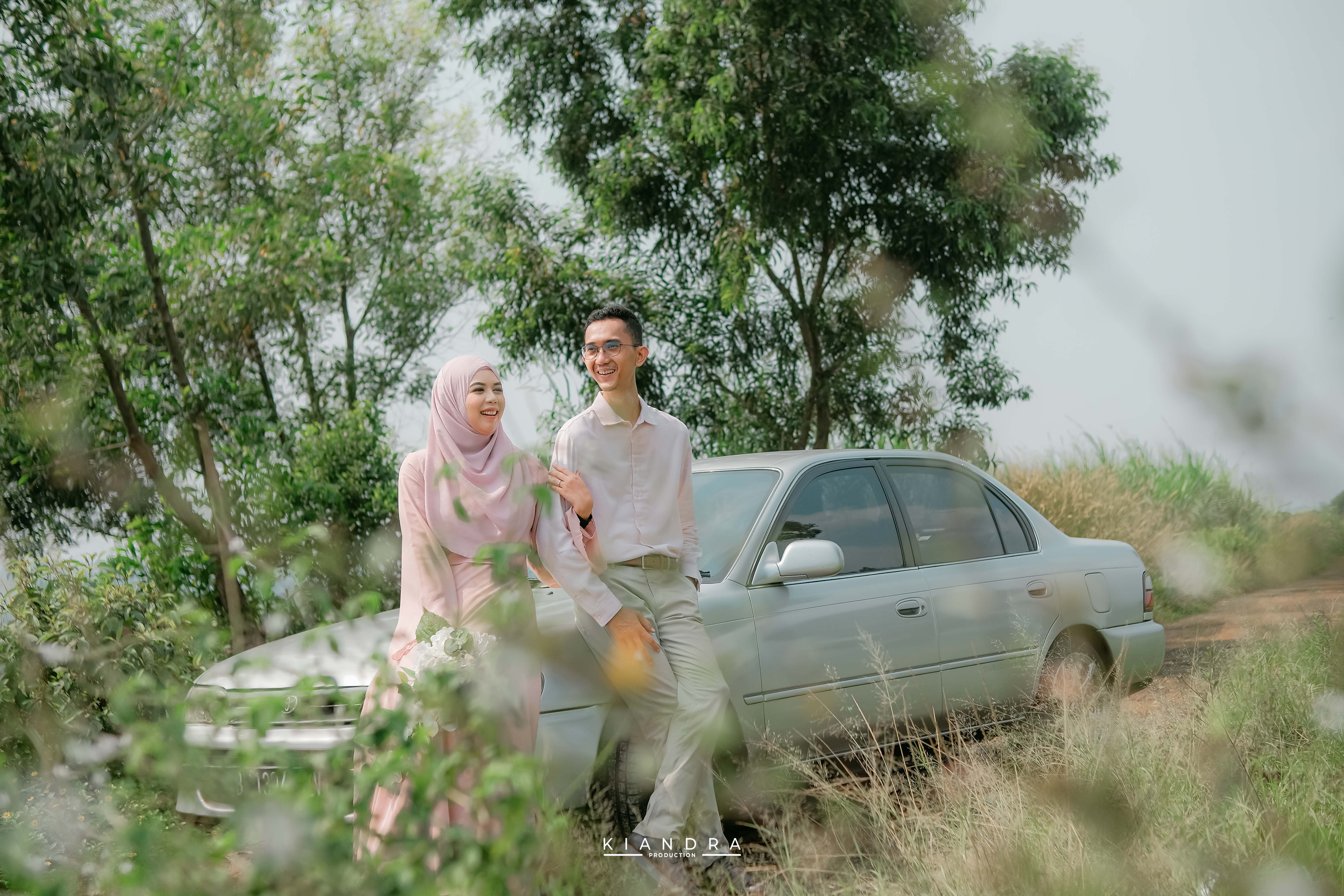 Firdha & Yogi berjalan berpegangan tangan