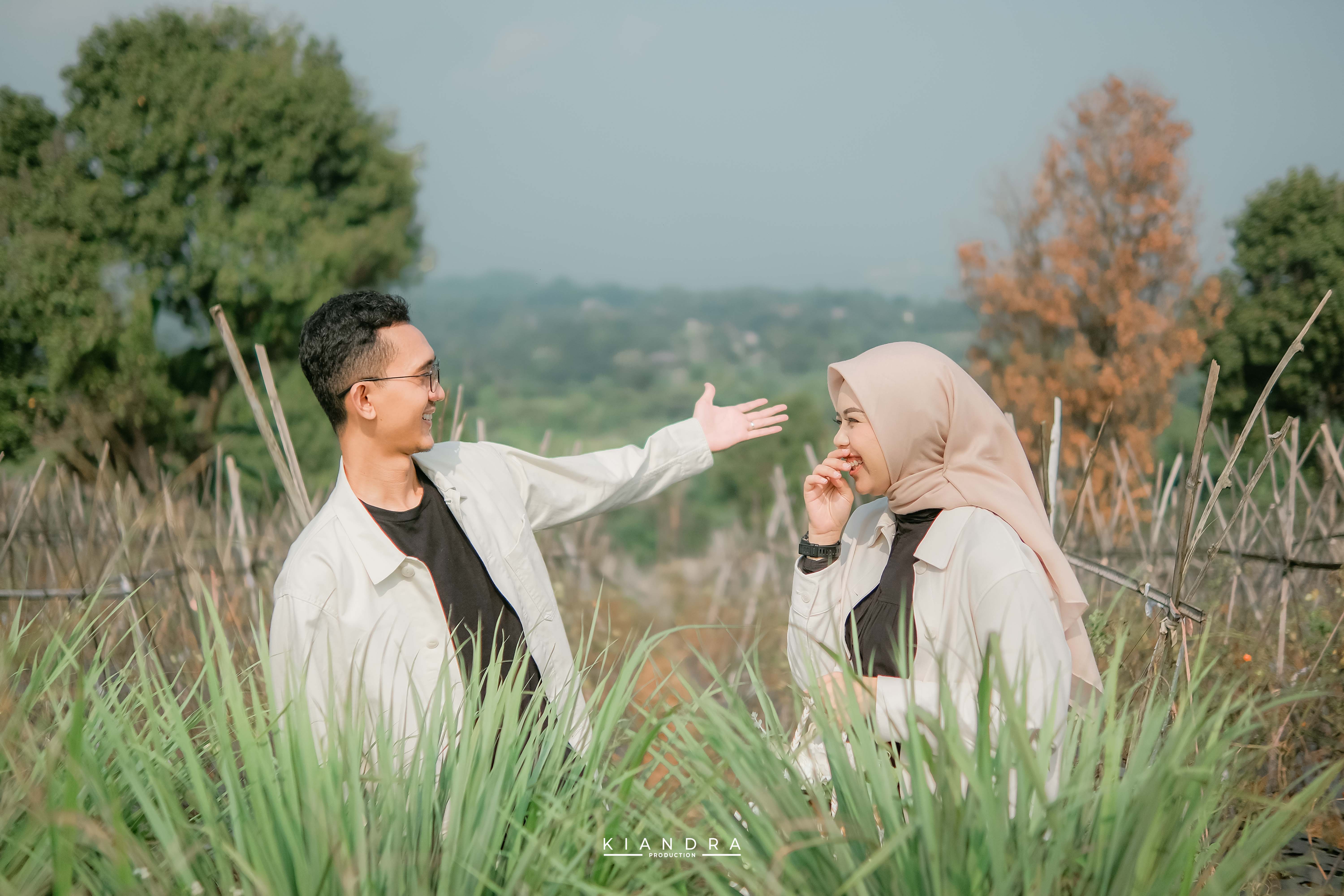 Firdha & Yogi duduk di bangku taman