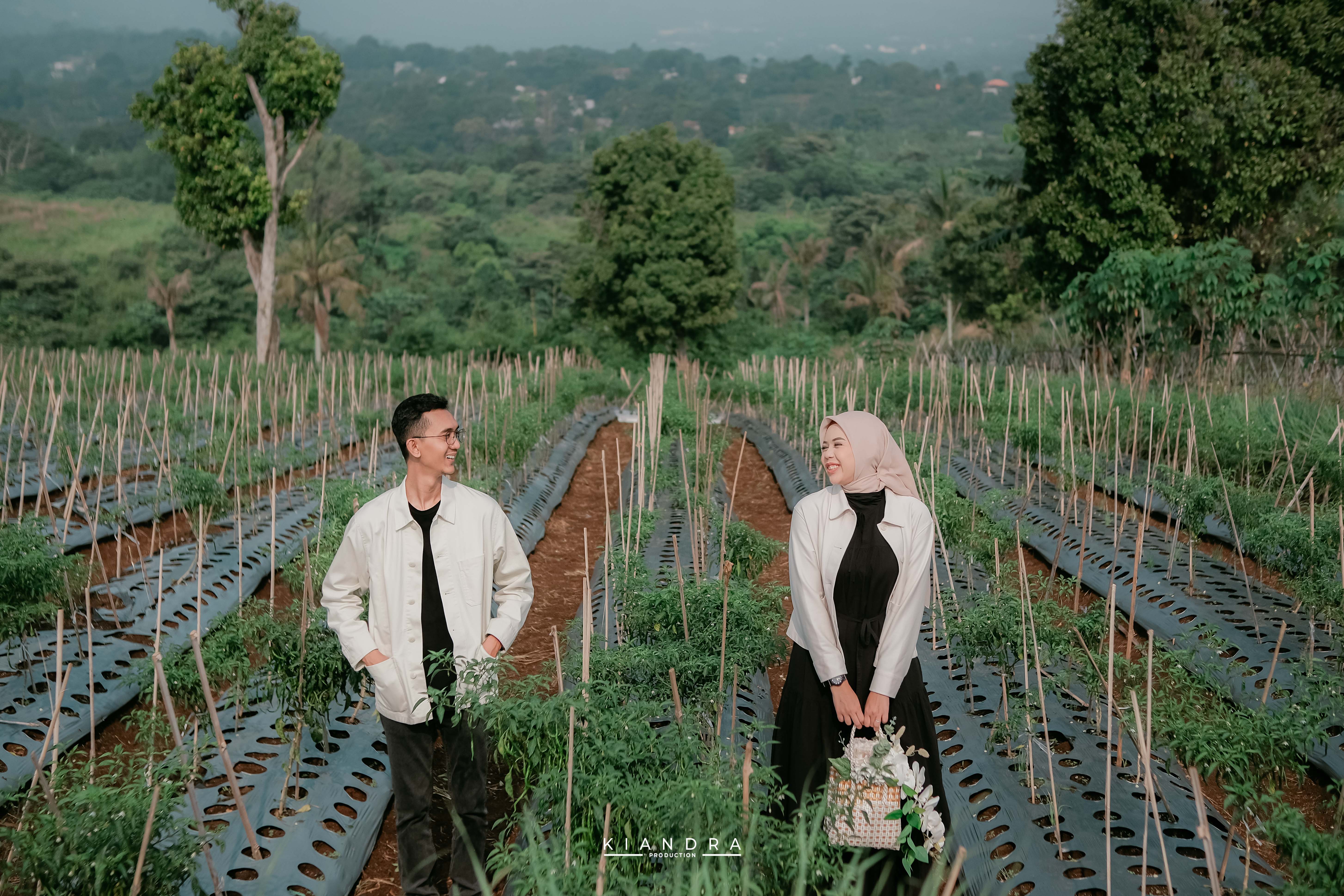 Pose sunset Firdha & Yogi