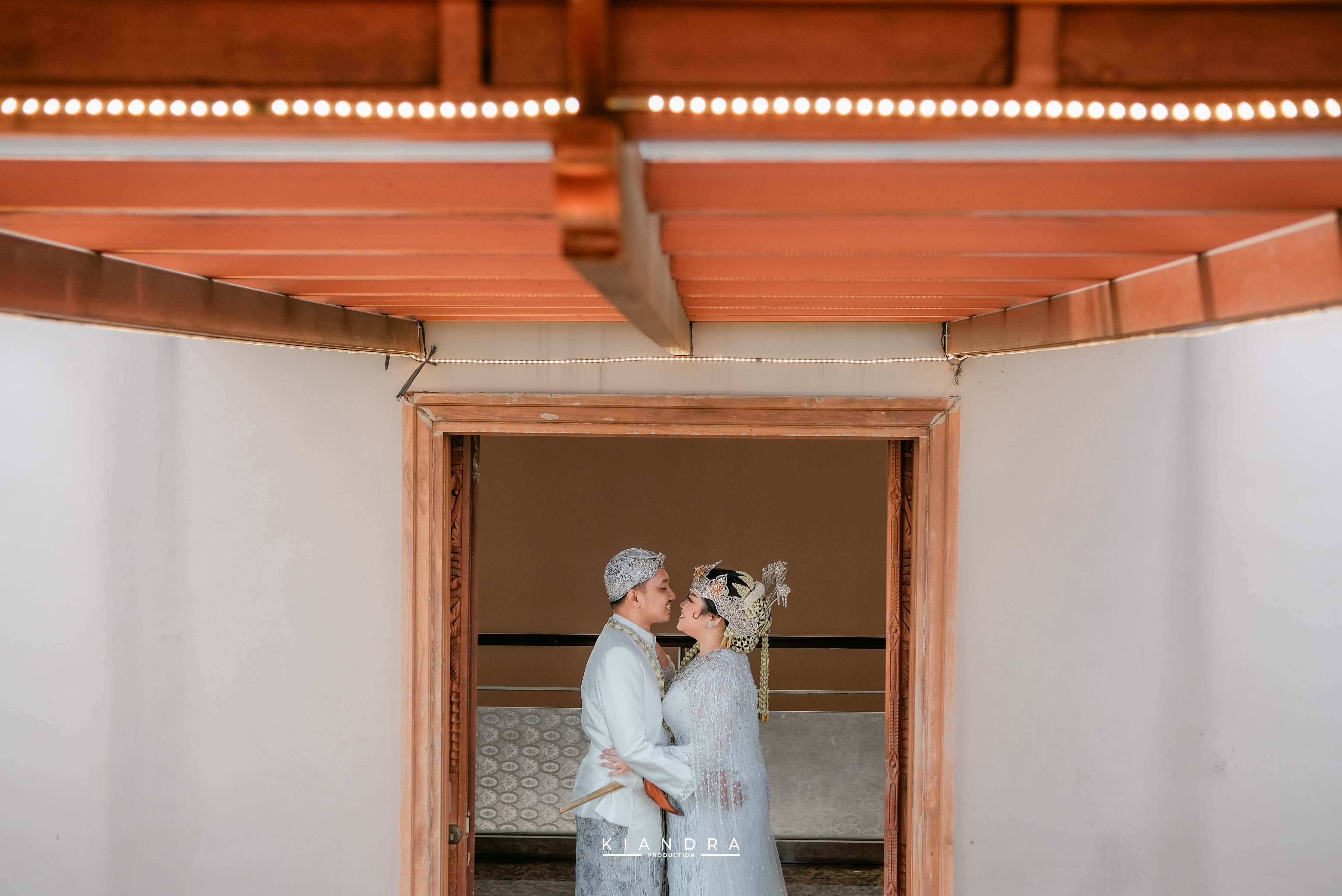 Detail busana pengantin adat