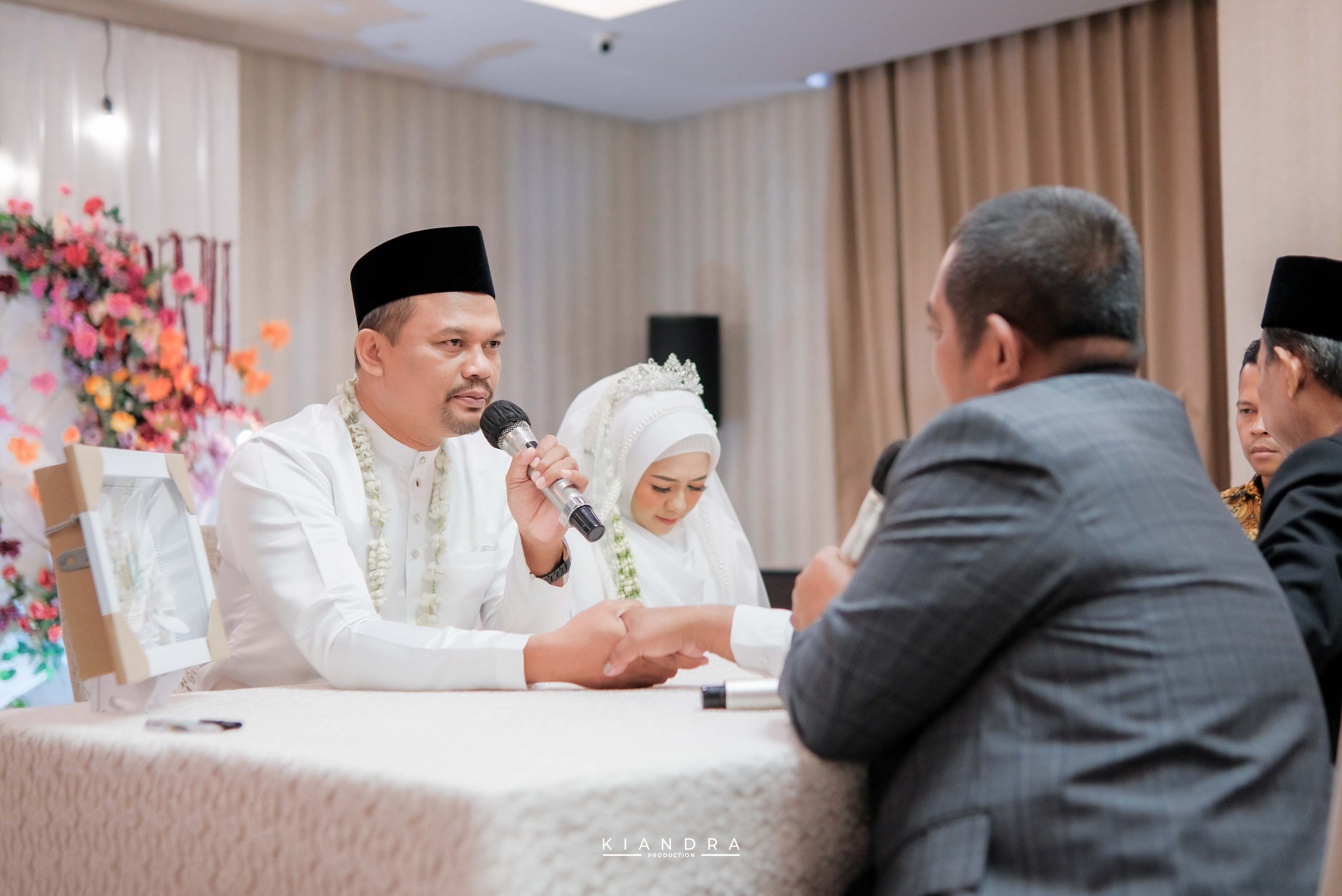 Mempelai dalam pakaian adat Jawa