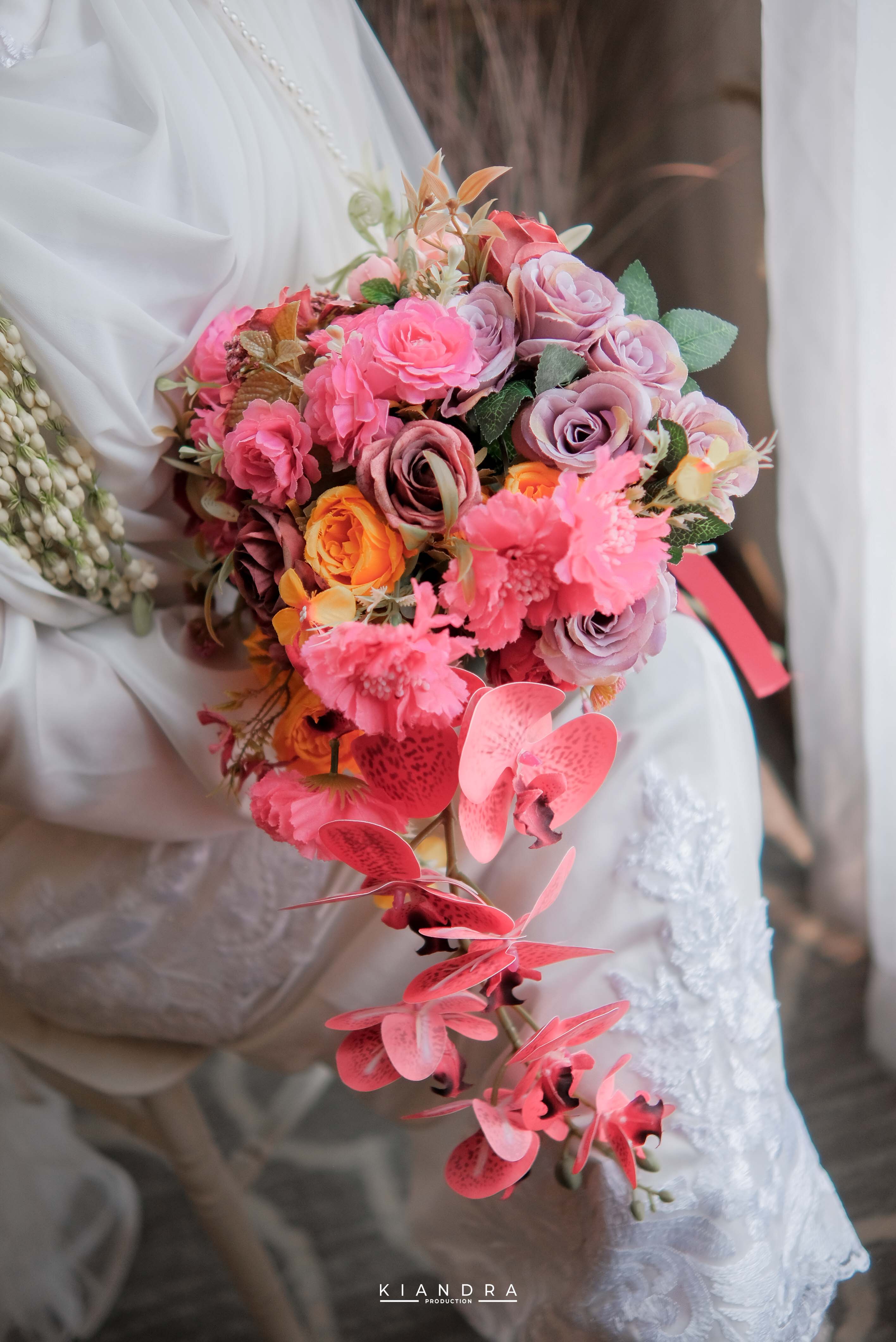 Detail kebaya dan kain pengantin